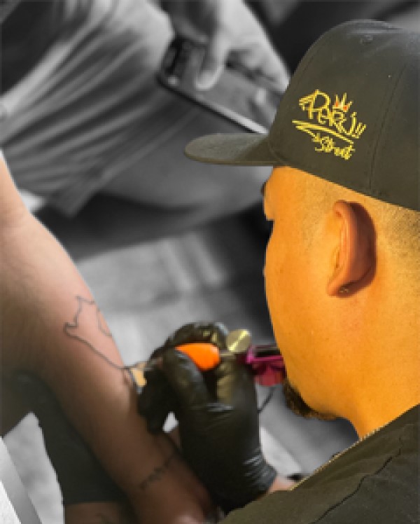 Tatuador trabajando en un tatuaje